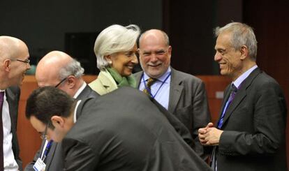 Lagarde (FMI) saluda al ministro chipriota, Sarris, en el Eurogrupo.