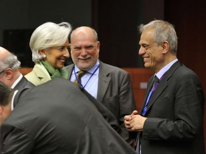 Lagarde (FMI) saluda al ministro chipriota, Sarris, en el Eurogrupo.