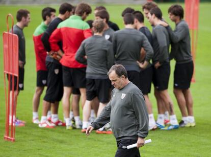 Bielsa pasea junto a sus jugadores durante del entrenamiento de ayer en Lezama.