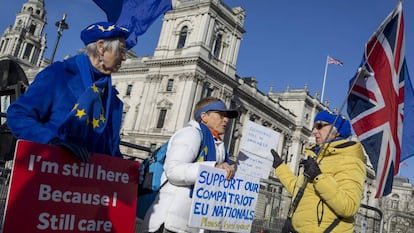 Partidários da permanência na UE protestam nesta quarta-feira diante do Parlamento, em Londres.