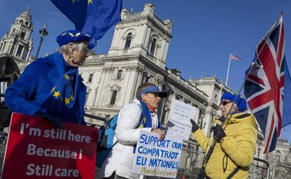 Partidários da permanência na UE protestam nesta quarta-feira diante do Parlamento, em Londres.