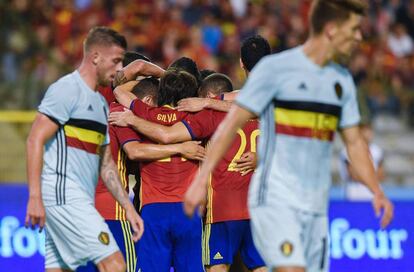 Jugadores de la selección celebran el gol de David Silva