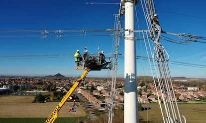 Los operarios trabajan en una línea eléctrica en la comuna francesa de Courcelles-les-Lens.