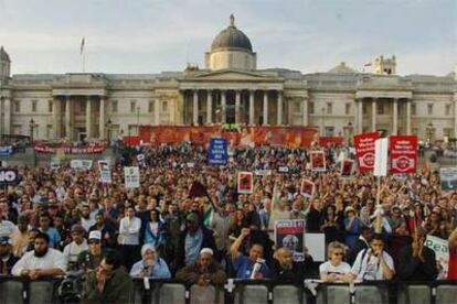 Miles de personas se reúnen en la plaza de Trafalgar al final de la marcha que ha tenido lugar en Londres.