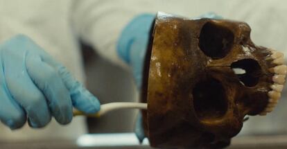 La identificación de los desaparecidos de la guerra de Colombia en el documental 'To end a war'.