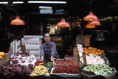 Es el mercado más animado de Hong Kong por su ambiente, olores y sabores. Hasta acoge actuaciones de ópera cantonesa. Aquí se vende de todo, mientras los adivinos atraen a sus clientes en carpas con poca luz. Para cenar hay que ir a Woo Sung St, o a la sección norte de Temple St, donde se puede comer de todo; de un bol de fideos a una tortilla de ostras al estilo Chiu Chow. Otra curiosidad son los locales para cantar. Surgieron hace 20 años como refugio de los músicos callejeros en días de lluvia. Son muy básicos: mesas, escenario, lucecitas de Navidad, un organista y un grupo de cantantes 'freelance' que acompañan a los clientes, entre piezas de ópera china y canciones clásicas en inglés. El mejor momento del mercado es de 19.00 a 22.00.