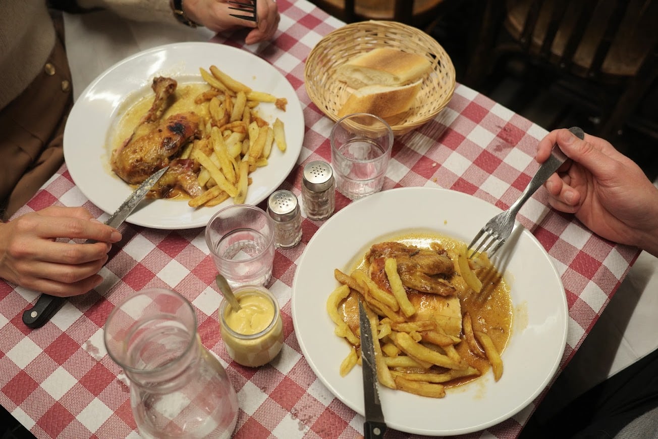 Un pollo asado a 6,86 euros: el plato estrella de Le Bar Fleuri, un bistró parisino que genera colas en la calle