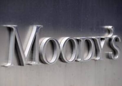 Moody's dijo en un comunicado que "la baja refleja la creciente preocupación" de que "el sector privado y los gobiernos locales no puedan acceder al mercado de cambios". EFE/Archivo