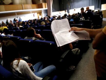 Asamblea anoche en Casarrubuelos (Madrid) por los whatsapps de los profesores. / CLAUDIO ALVAREZ (EL PA&Iacute;S)
  