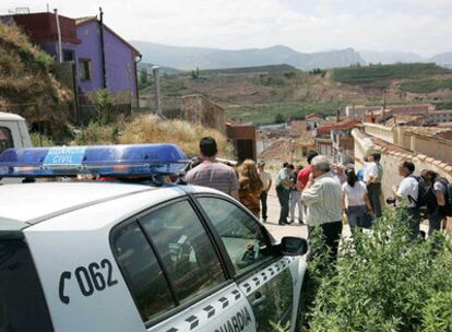 Vecinos de Albelda de Iregua, junto a la casa derrumbada esta mañana.