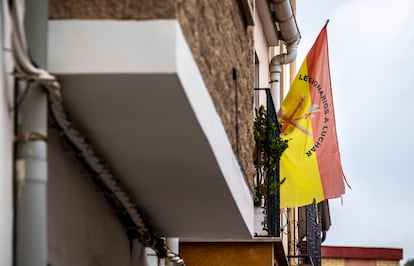 Una bandera de los legionarios en un balcón de Nàquera. 