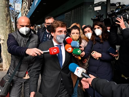 El alcalde de Madrid, José Luis Martínez Almeida, rodeado de periodistas a las puertas de la sede del PP en Madrid en marzo.