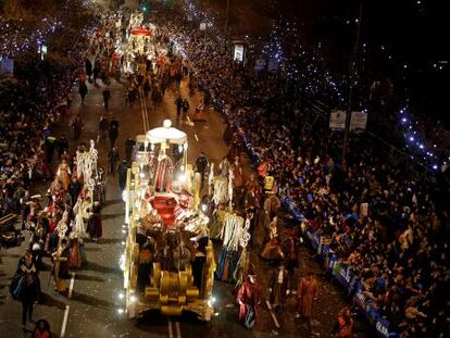 Las carrozas de los Reyes Magos desfilando por la Castellana.