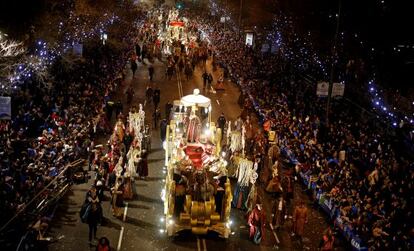 Las carrozas de los Reyes Magos desfilando por la Castellana.