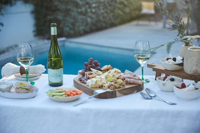 No importa el plan: este verano el mejor cómplice para tus encuentros con amigos sigue siendo Viña Esmeralda, el vino blanco fresco, de notas florales y alma femenina.