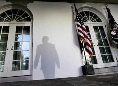 La sombra de Barack Obama, durante una comparecencia en la Casa Blanca esta semana.