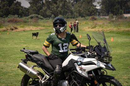 Una mujer durante  un curso de motociclismo en la alcaldía Iztapalapa, en Ciudad de México, el 1 de octubre de 2022.