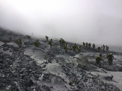 Los equipos de rescate de la Fuerza de Autodefensa de Tierra nipona reanudan la búsqueda de víctimas en el volcán Ontake tras tres días sin poder acceder a su cima a causa un tifón.