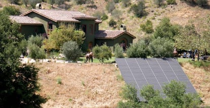 Paneles solares en una ladera de la comunidad de Topanga, en Los Ángeles, California (EE UU)