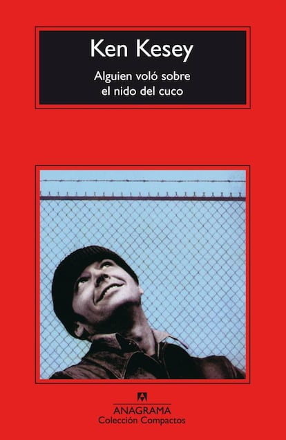 <p><strong>Así empieza.</strong> “Están ahí fuera. Chicos negros vestidos de blanco que se esconden de mí para tener relaciones sexuales en el pasillo y luego lo limpian todo antes de que pueda descubrirlos en pleno acto”.</p> <p><strong>¿Por qué engancha desde la primera frase?</strong> Porque pronto aprenderemos que ‘el Jefe’ está loco, es uno de los internos de un hospital psiquiátrico de Oregón. Él va a ser quien nos cuente la historia, y cuanto antes nos familiaricemos con su locura, mucho mejor”.</p>