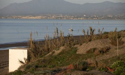 Terrenos junto al mar en los que el grupo Platinum Estate promueve la construcción del Hotel W en un paraje natural de dunas, en Marbella este martes.