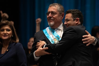 Samuel Pérez abraza al presidente Bernardo Arévalo tras imponerle la banda presidencial el 14 de enero en Ciudad de Guatemala.