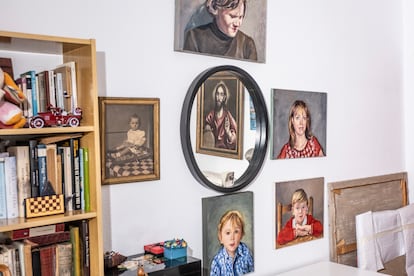 En su dormitorio, Rosa conserva retratos de sus familiares y un Cristo.