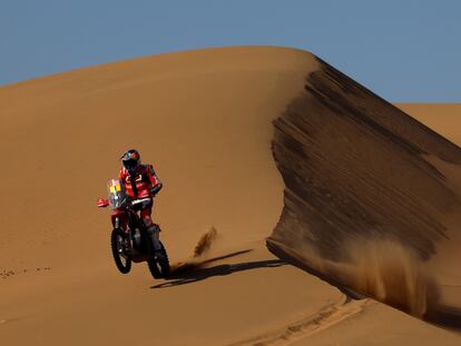 Sam Sunderland, del equipo oficial de GasGas, es el nuevo líder del Rally Dakar a un día de que termine la carrera.