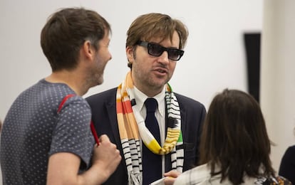 Albert Serra parlant amb alguns dels assistents a la jornada de portes obertes de diumenge a la Fundació Tàpies.