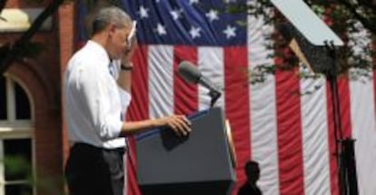 El presidente estadounidense, Barack Obama, utiliza un pa&ntilde;uelo el martes 25 de junio de 2013.