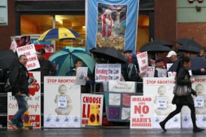 Miembros de una plataforma antiabortista protestan a las puertas de la única clínica que practica abortos en la isla, en Belfast.
