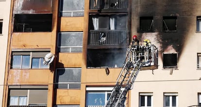 Fachada del edificio incendiado en Badalona.