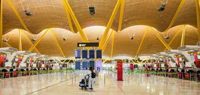 Una pasajera en la Terminal 4 del aeropuerto madrileño de Barajas. 