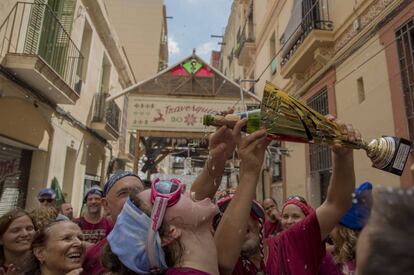 Los vecinos de la Traves&iacute;a de Sant Antoni celebran el premio.