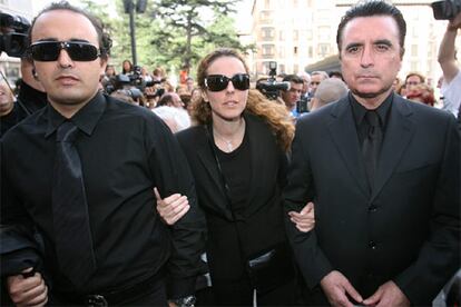 José Ortega Cano, Rocío Carrasco y Fidel Albiac, a su llegada a la madrileña catedral de La Almudena.