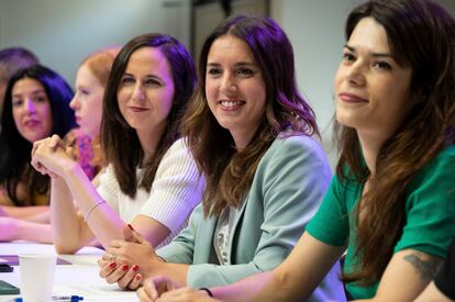 Ione Belarra, Irene Montero e Isabel Serra, en junio de 2023 en un acto de Podemos en Madrid.