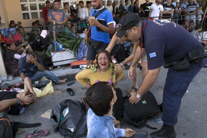 Una refugiada afgana, después de caer al suelo durante enfrentamientos entre la policía griega. Los incidentes han ocurrido en el puerto de Mitilene, en la isla griega de Lesbos. Se desconoce el número exacto de personas que se ha instalado con tiendas de campaña o al raso en prácticamente todos los espacios públicos de la ciudad, pero los medios locales apuntan a que podrían llegar a 20.000, de los cuales 10.000 no están todavía registrados. En la isla viven en torno a 86.000 personas.