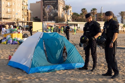 Los Mossos desalojan las playas