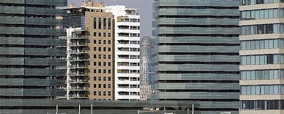 Viviendas de la última fase del barrio de Diagonal Mar, en Barcelona, con la torre Agbar y las oficinas de David Chipperfield en el 22@ de fondo.