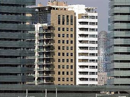 Viviendas de la última fase del barrio de Diagonal Mar, en Barcelona, con la torre Agbar y las oficinas de David Chipperfield en el 22@ de fondo.