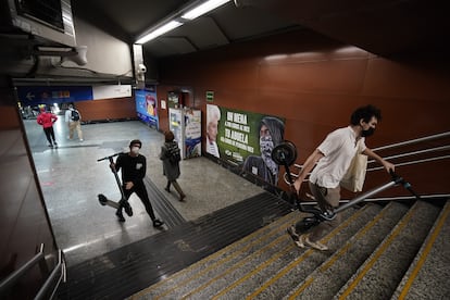 The Vox billboard in the Puerta del Sol train station.