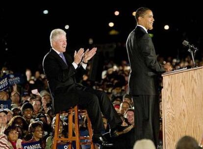 Bill Clinton aplaude la intervención de Barack Obama en un mitin el miércoles en Kissimmee, Florida.