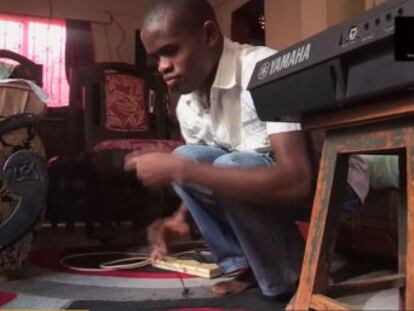 Este chico keniano nació ciego en un contexto no muy esperanzador y hoy toca el piano perfectamente