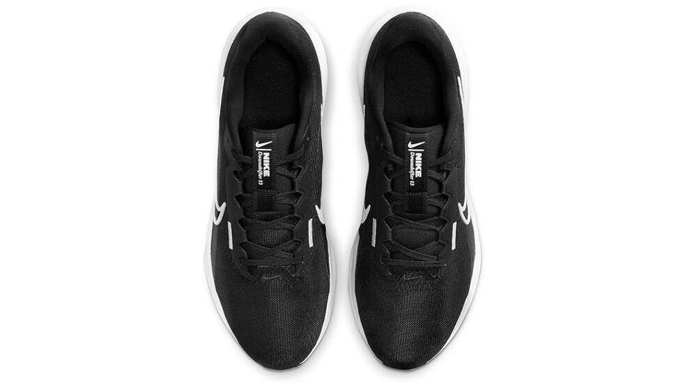 Estas zapatillas Nike son perfectas para salir a correr o usar en el día a día.