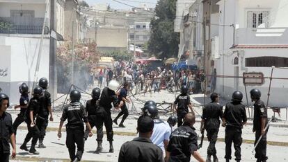 Choques con la policía en Intilaka, a las afueras de la capital tunecina.