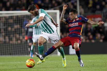 El centrocampista del Real Betis Balompié Álvaro Cejudo (i) lucha con el defensa brasileño del FC Barcelona Dani Álves (d).