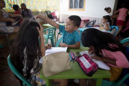 Niños y niñas venezolanas durante una clase en La Parada, en el norte del departamento de Santander, Colombia, en octubre de 2021.