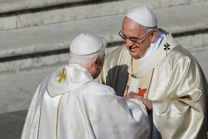 El papa Francesc i Benet XVI se saluden en la beatificació de Pau VI.