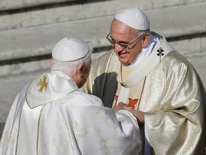 Francisco e Bento XVI durante a beatificação de Paulo VI.