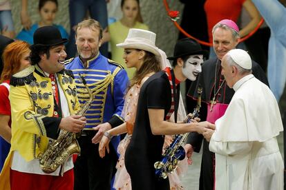 Un grupo de artistas circenses saluda al Papa después de su actuación.